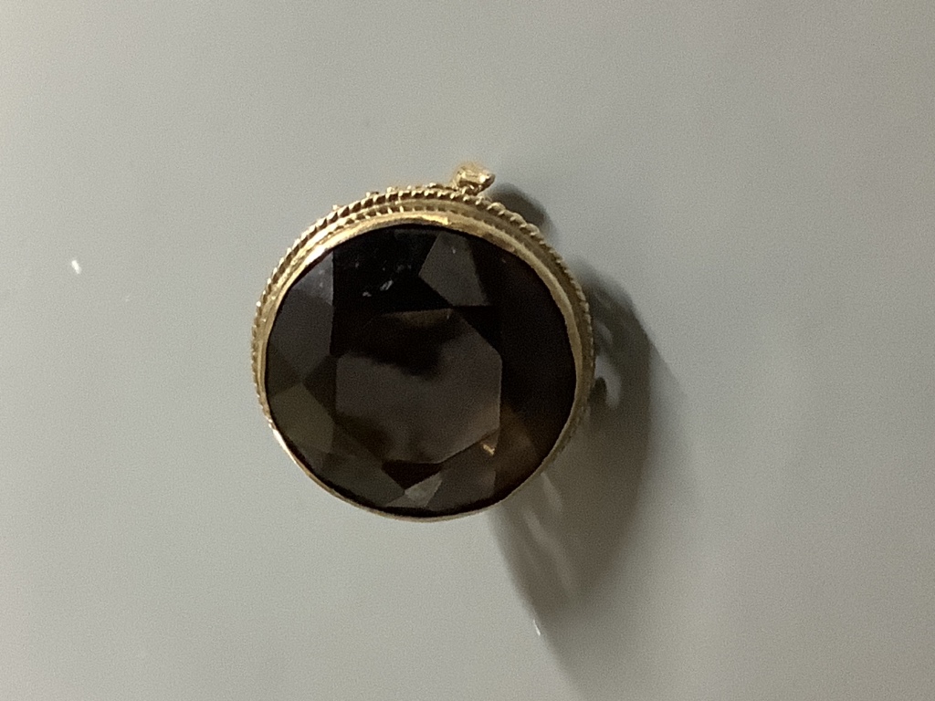 A modern 14 K yellow metal and nephrite set bracelet and a modern 9 carat gold and quartz set fob seal.